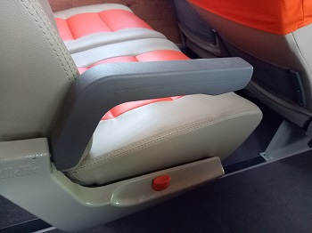 pegangan dan tombol pengatur sandaran kursi (warna orange)