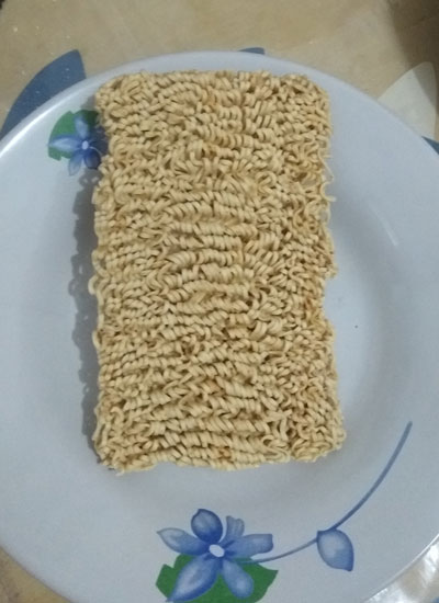 mie instan kobe boncabe sebelum dimasak