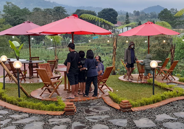 meja kursi outdoor restoran dengan payung