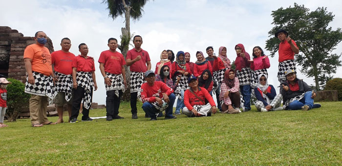 pose bersama di candi sukuh